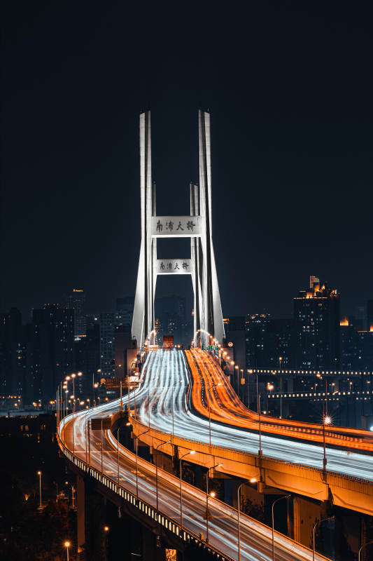 夜幕下的大桥流光溢彩图片