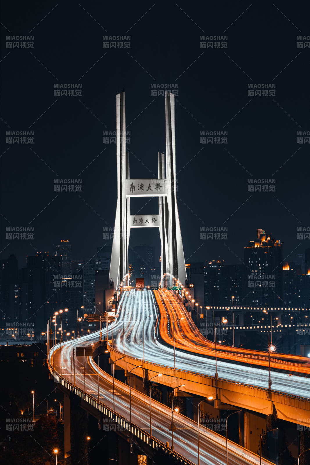 夜幕下的大桥流光溢彩图片