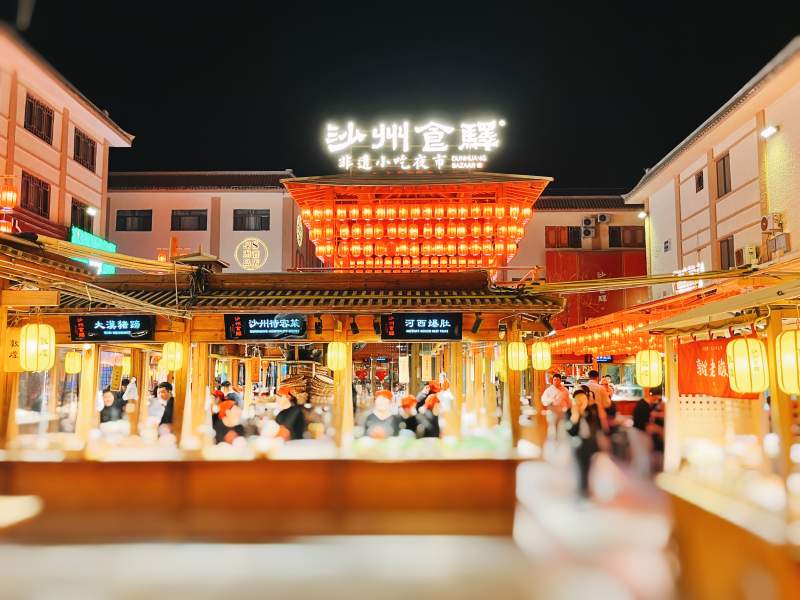 夜市灯火辉煌 人潮涌动图片