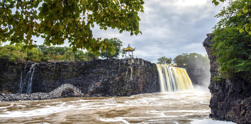 瀑布奇观 山水相映图片