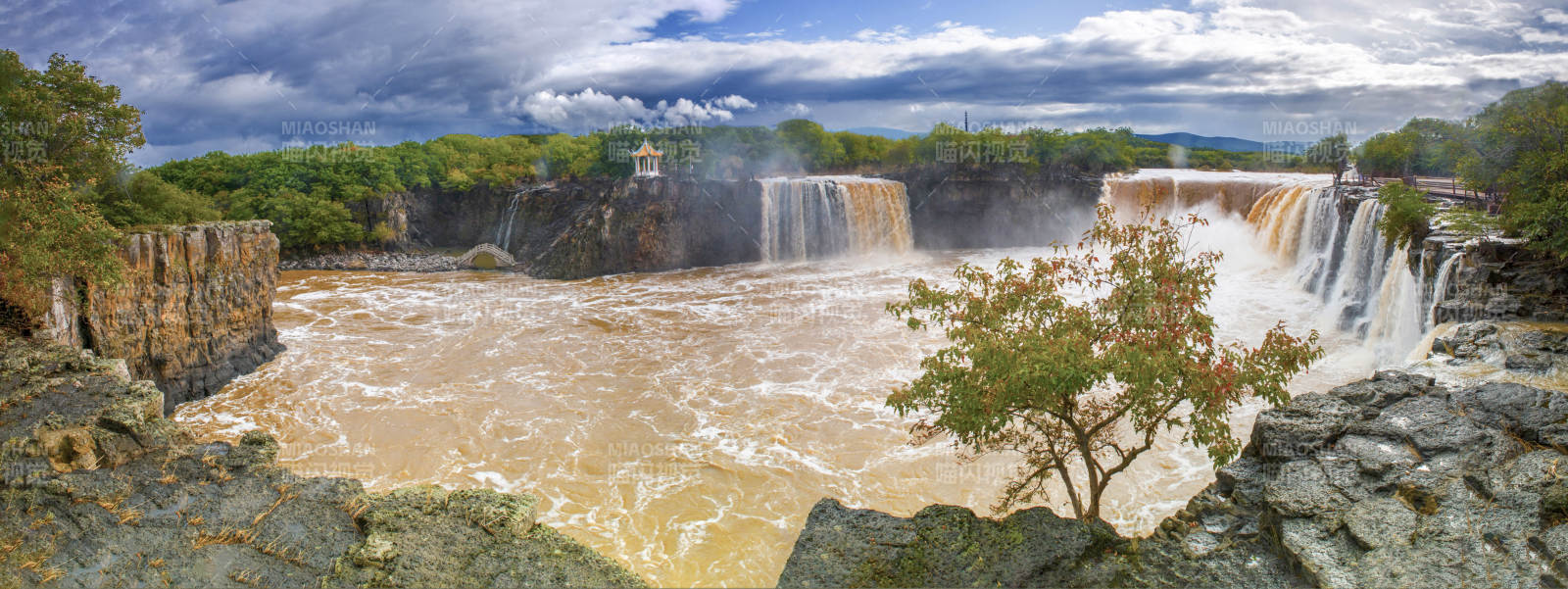 瀑布奔腾 自然壮观图片
