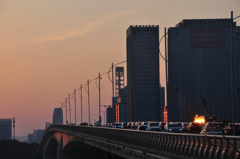 城市黄昏 车流如织图片