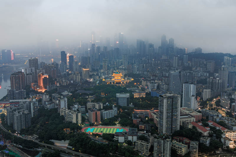 雾中城市夜景图片