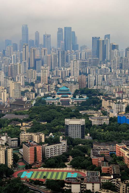 城市高楼与绿树相映成趣图片