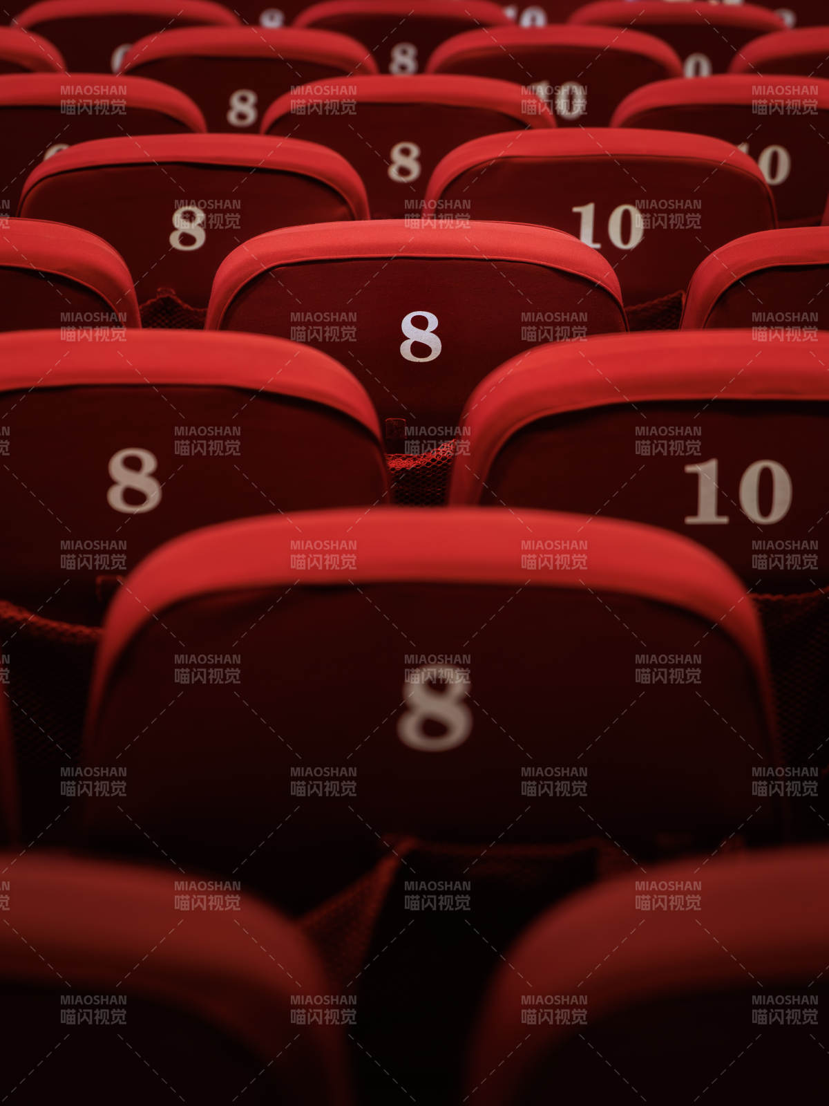 红色座椅上的数字标记图片