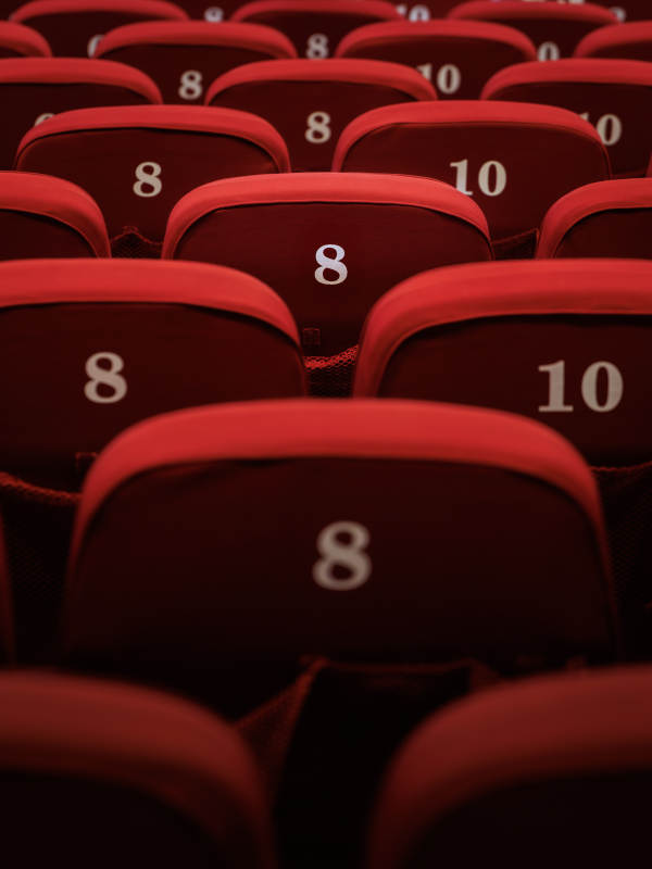 红色座椅上的数字标记图片