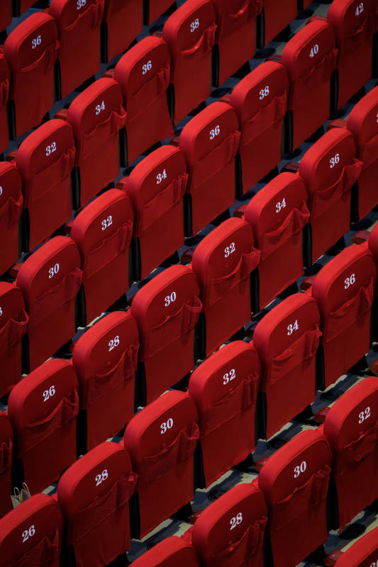 红色座椅的排列艺术图片