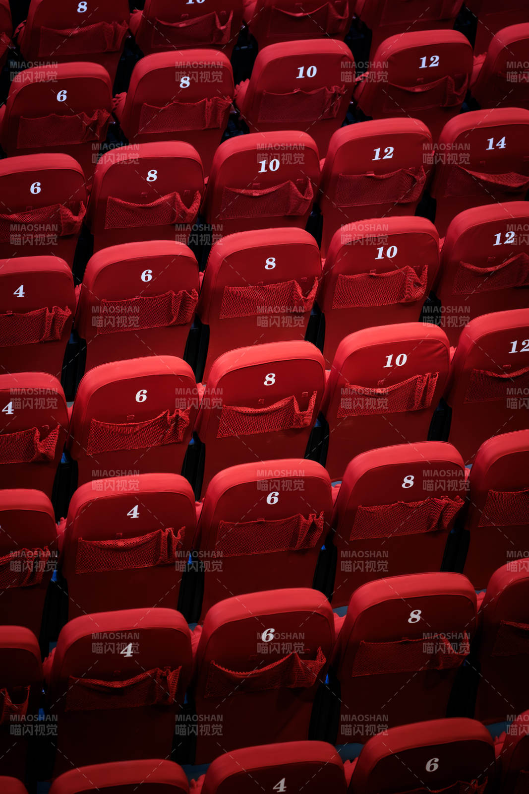 红色剧场座椅编号排列图片