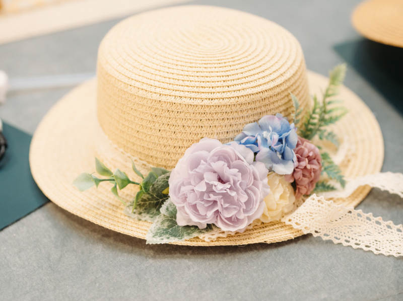 花饰草帽 优雅夏日风情图片
