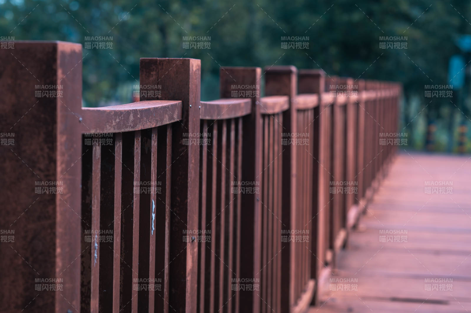 木桥栏杆 静谧自然景致图片