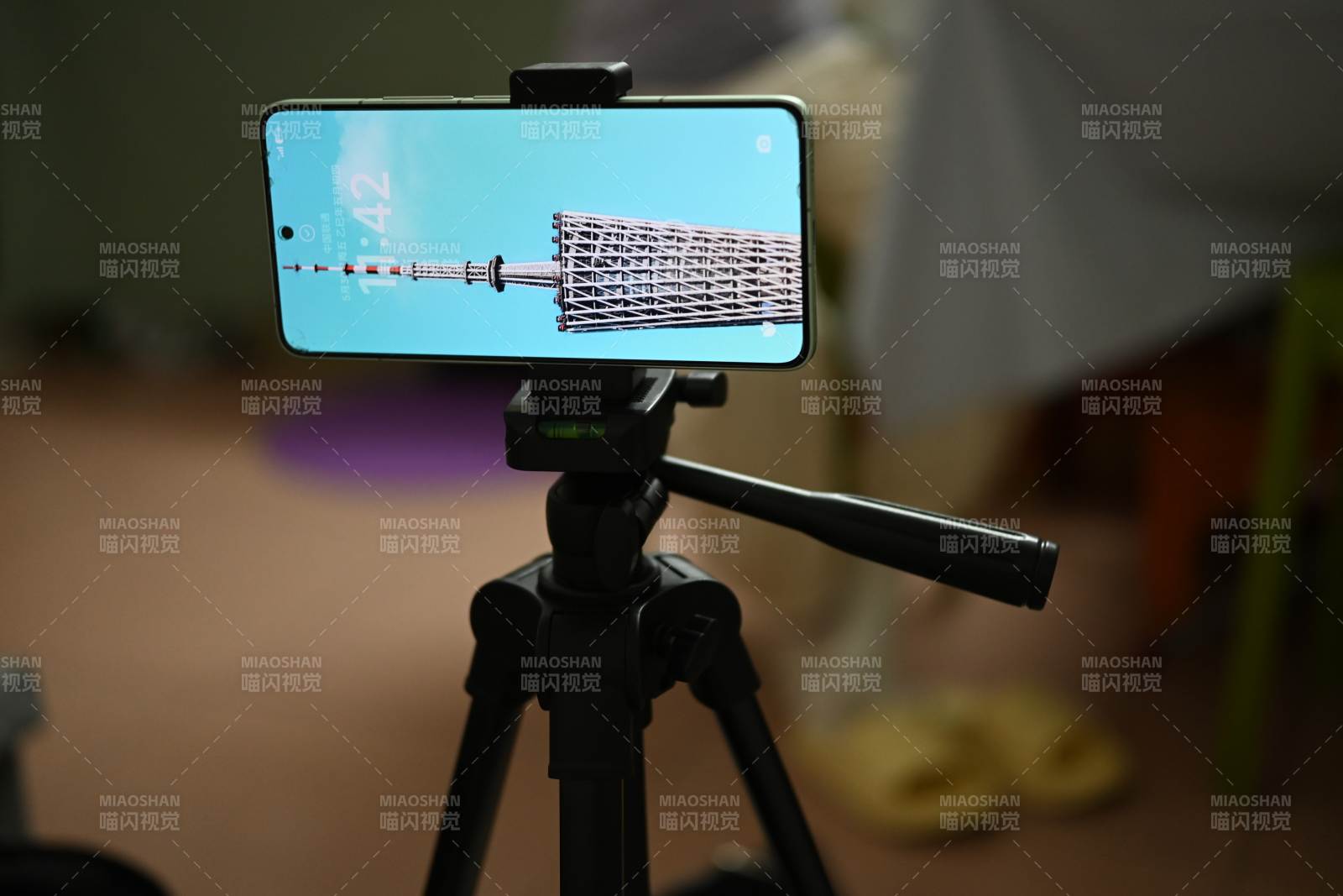 手机三脚架拍摄塔楼图片