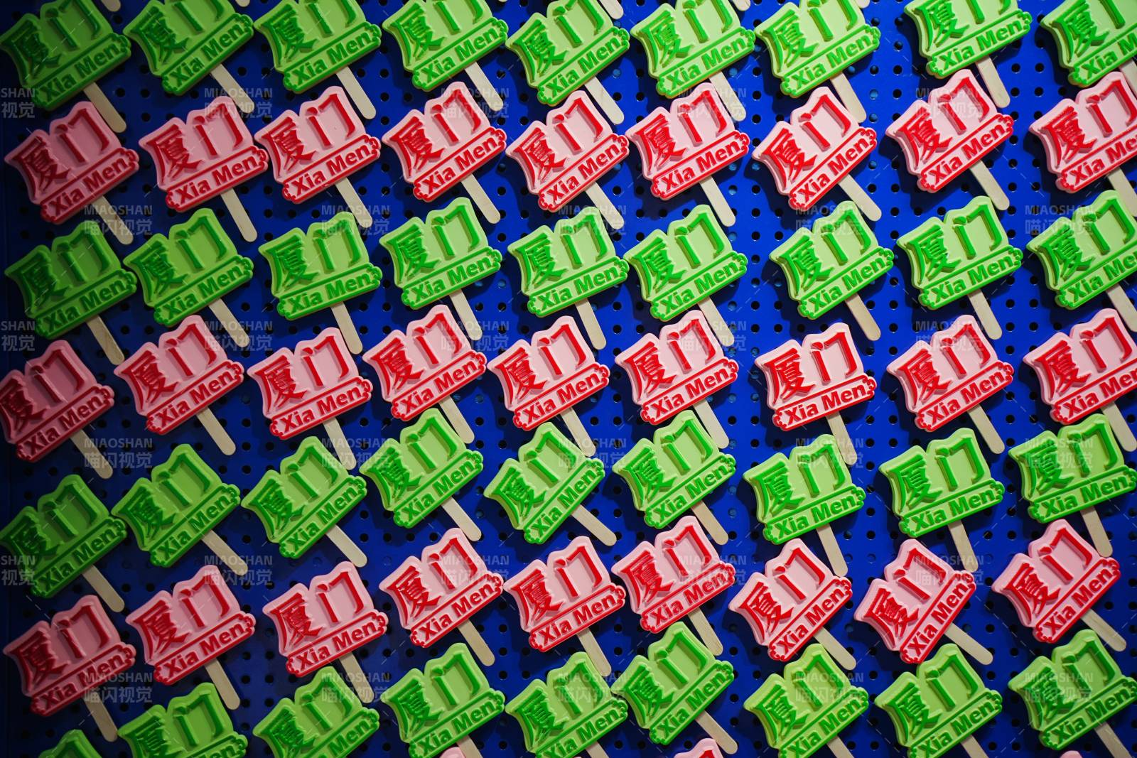 彩色冰棒模具排列整齐图片