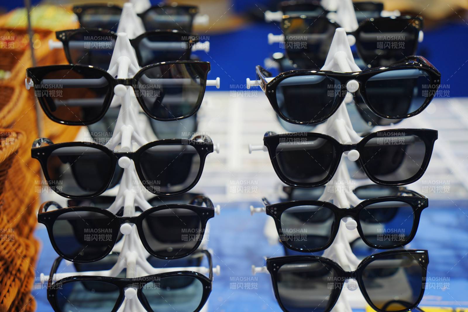 墨镜展示架上的时尚选择图片