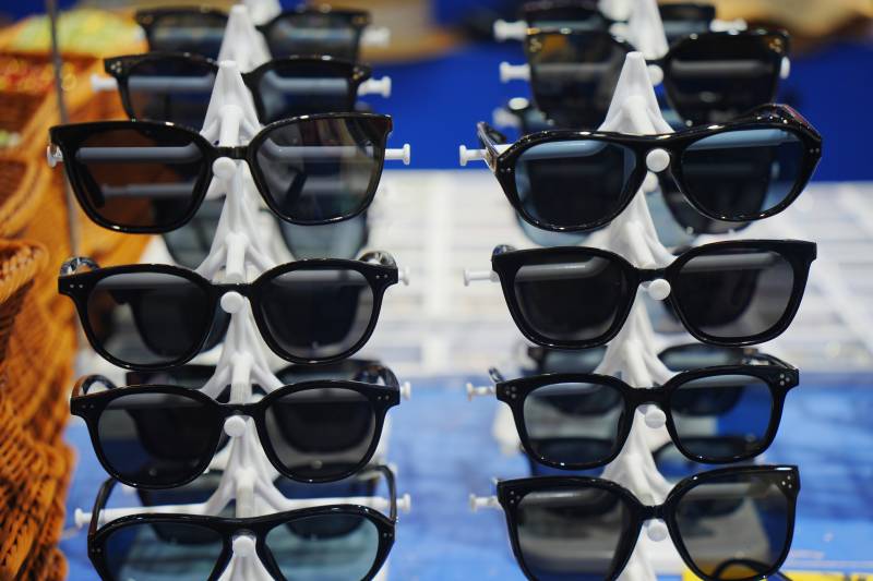 墨镜展示架上的时尚选择图片