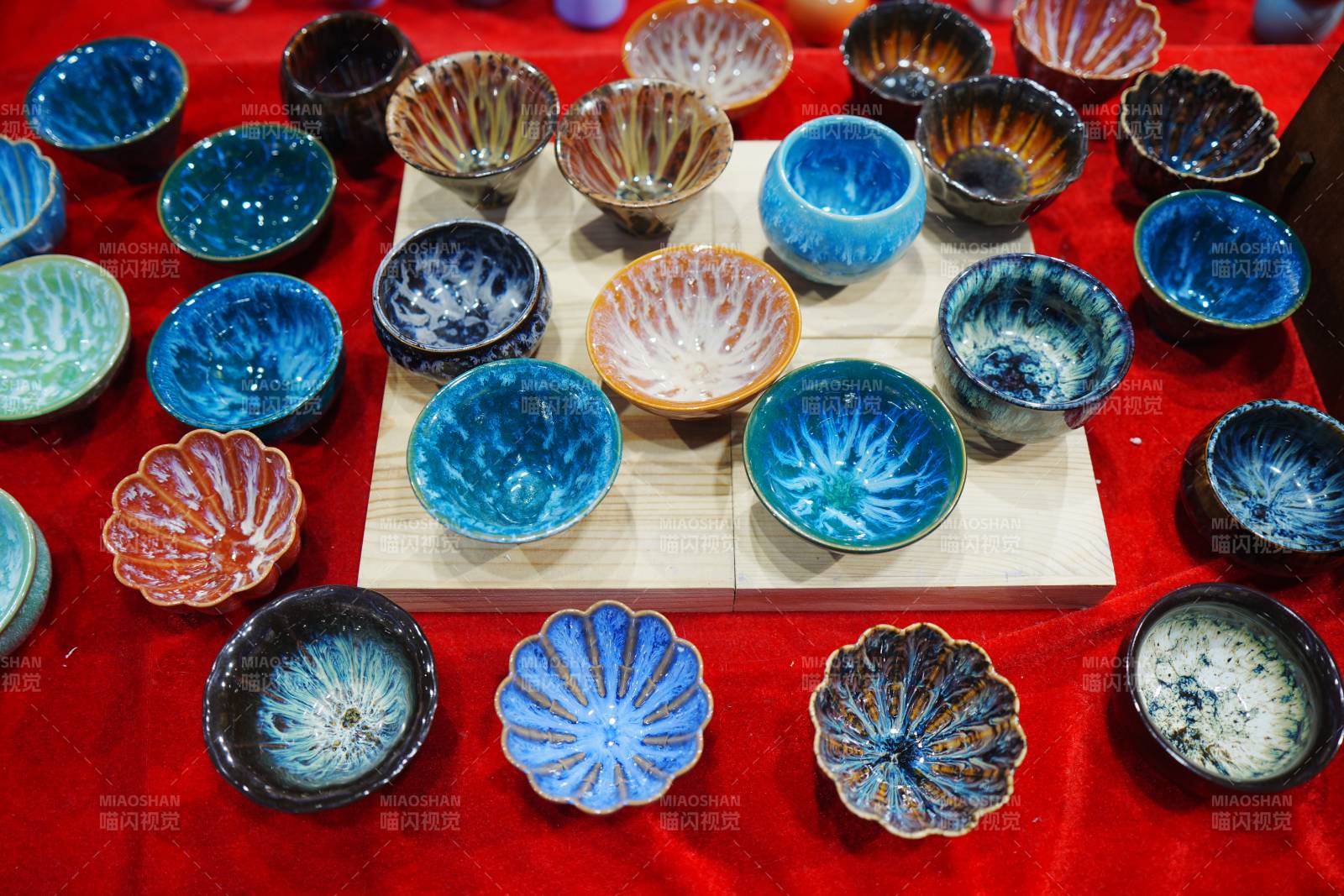 色彩斑斓的手工陶瓷碗图片