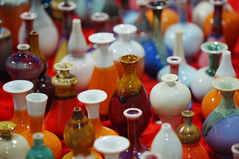 色彩斑斓的玻璃花瓶展图片