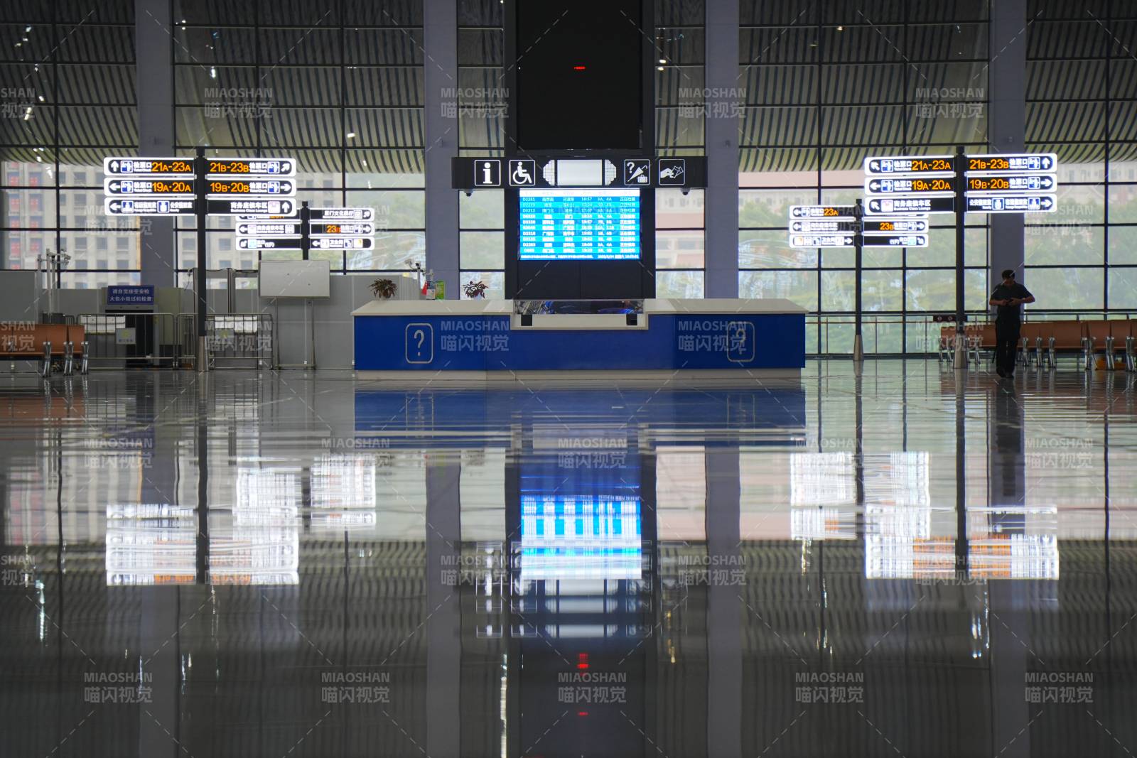 空旷的高铁候车大厅图片