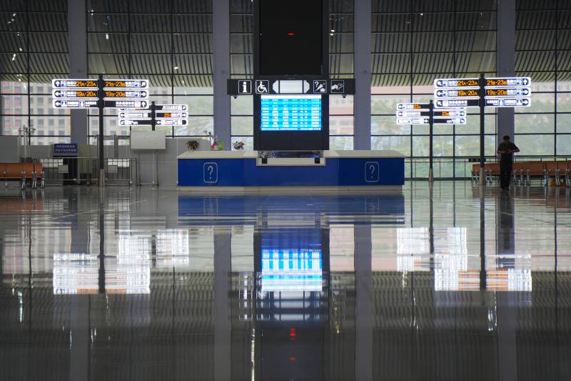 空旷的高铁候车大厅图片