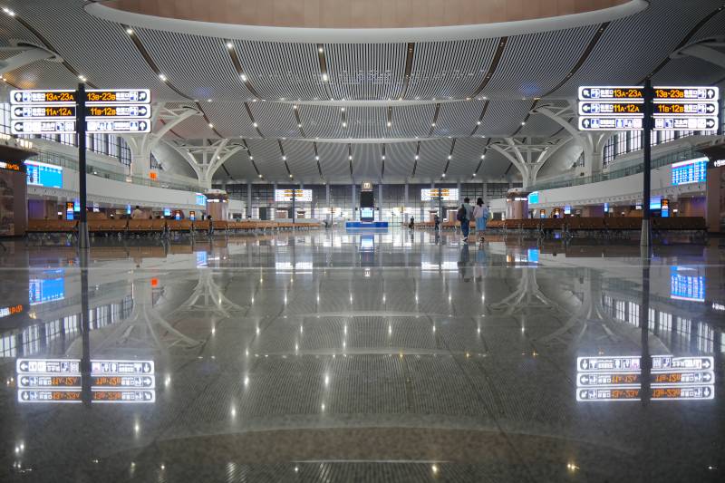 空旷的现代化高铁站大厅图片