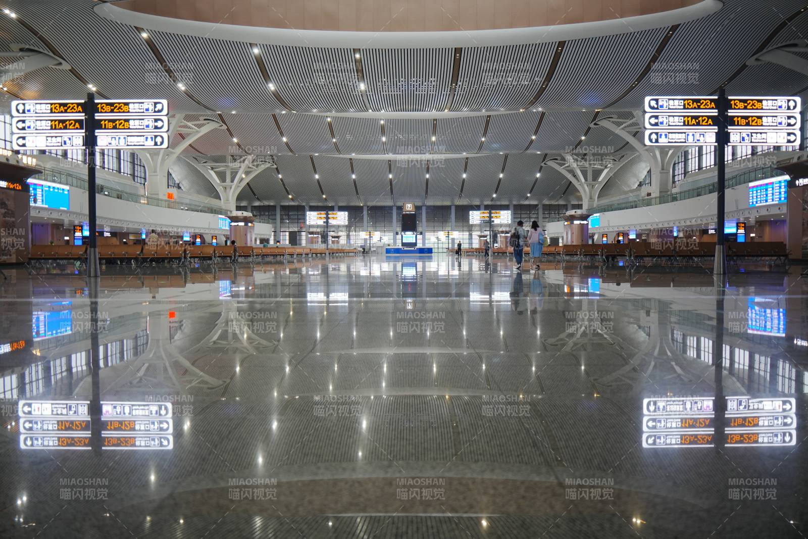 空旷的现代化高铁站大厅图片