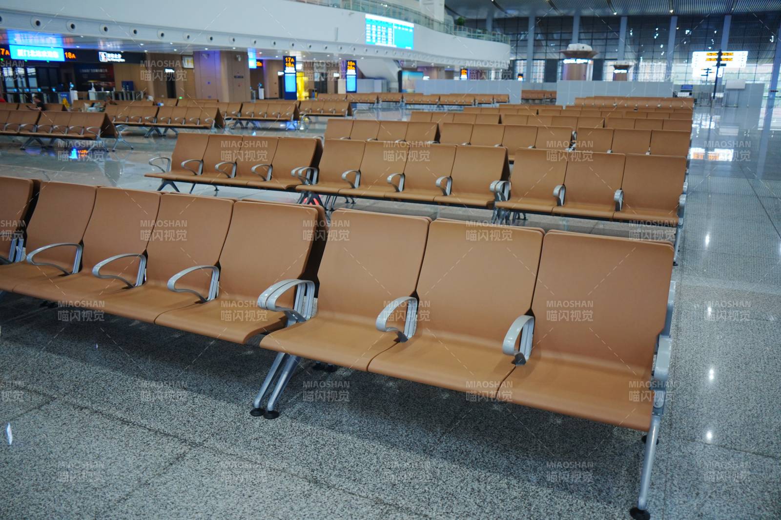 高铁站内候车室图片