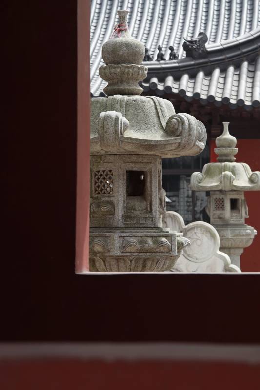 古寺石灯映窗景图片