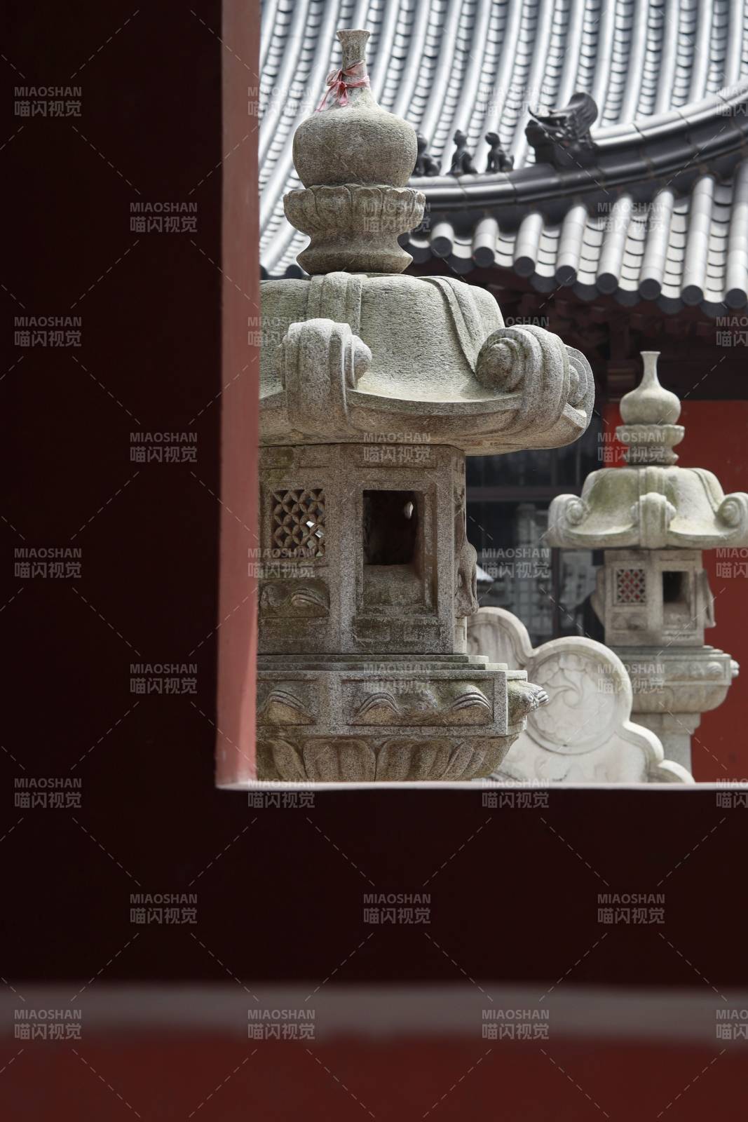 古寺石灯映窗景图片