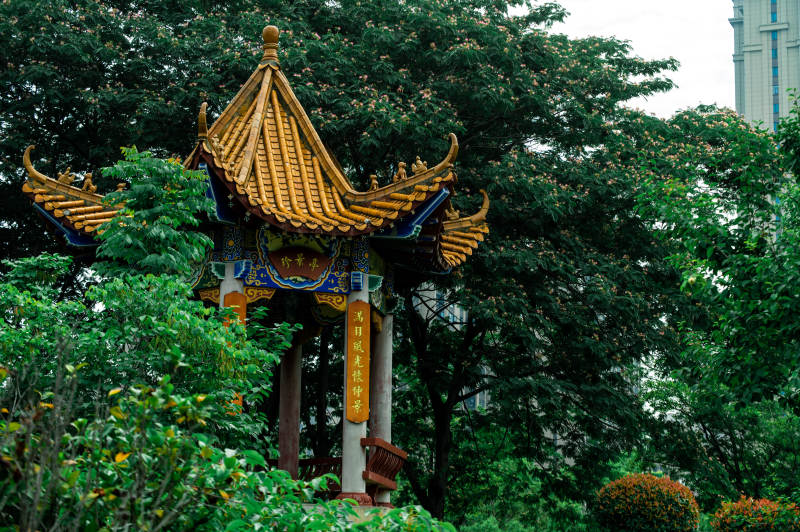 中式亭台绿树环绕图片