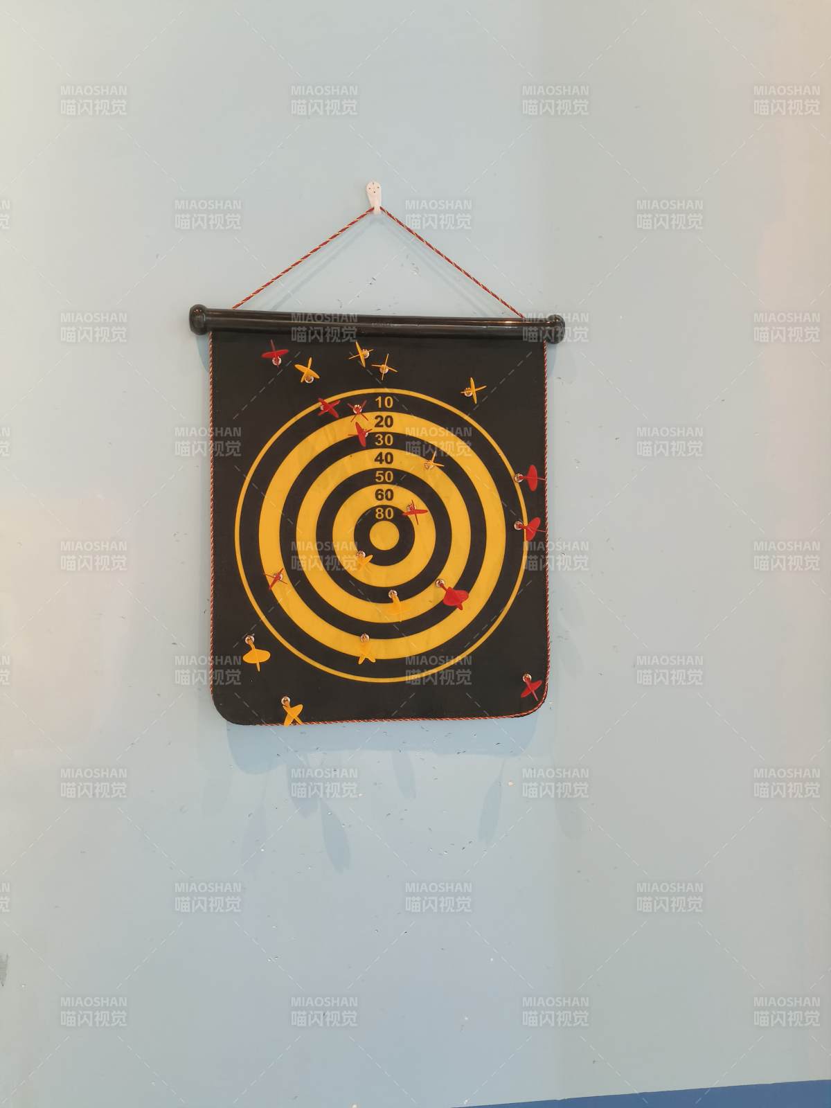 墙上悬挂的飞镖靶盘图片