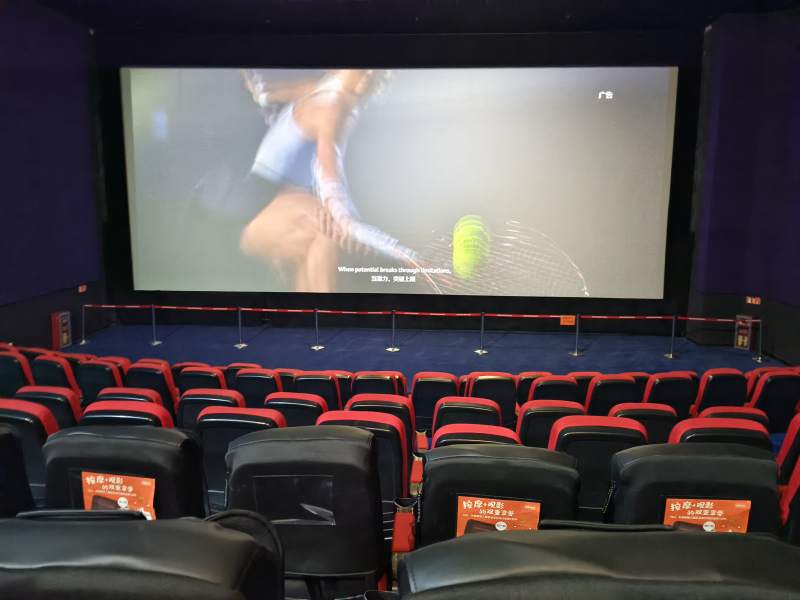 电影院放映网球比赛场景图片