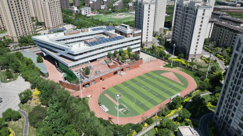 现代学校建筑与操场全景图片