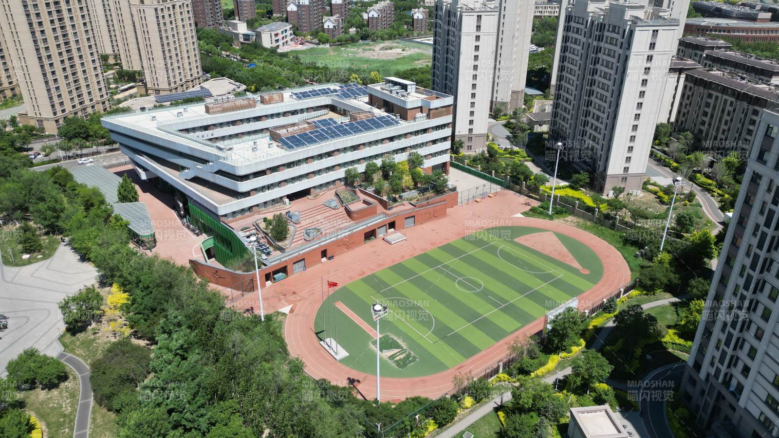 现代学校建筑与操场全景图片