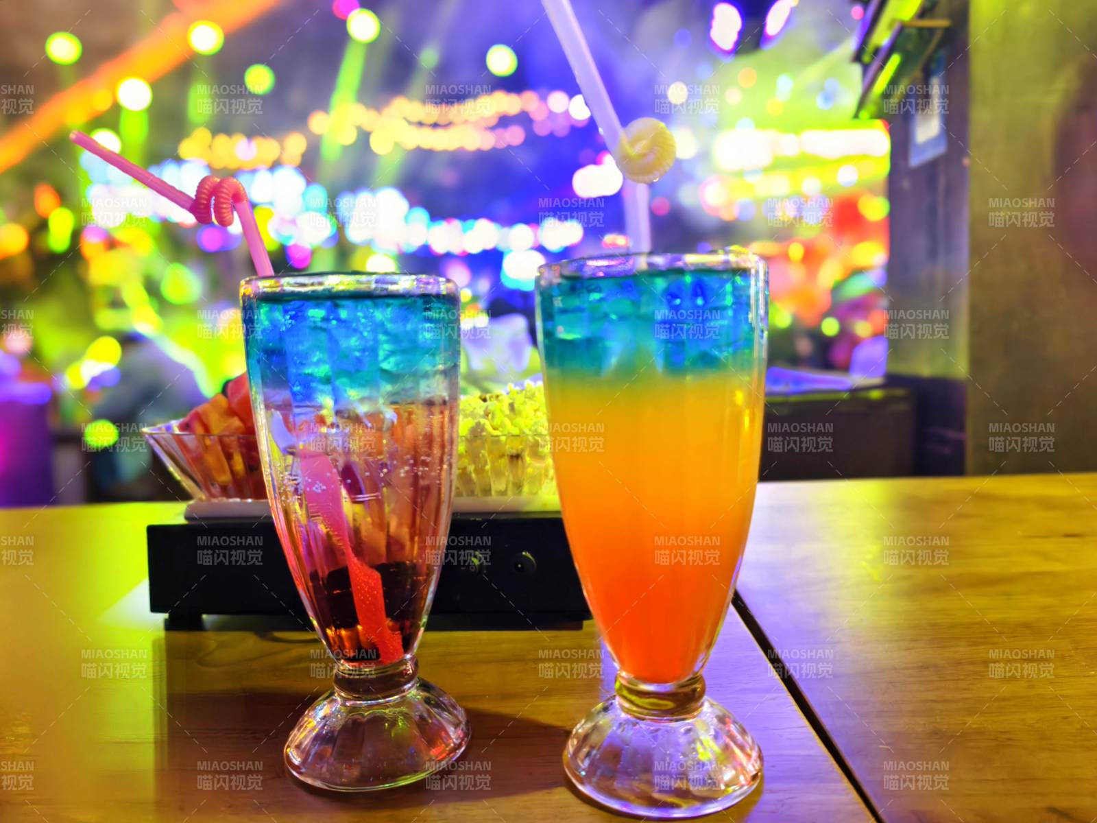 霓虹灯下的彩色鸡尾酒图片