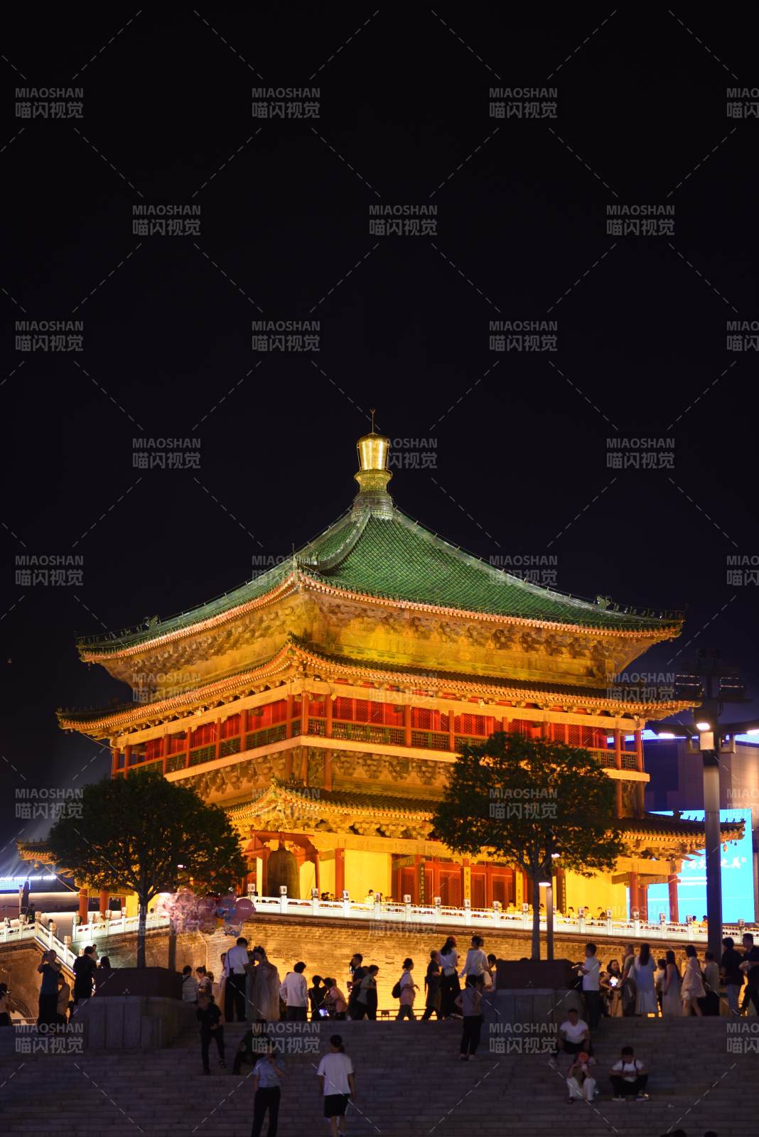 夜景中的古塔灯火辉煌图片