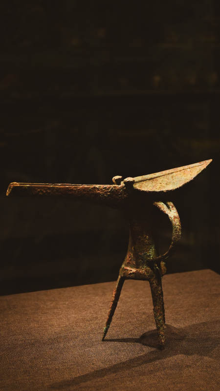 青铜爵 古韵悠长的酒器图片