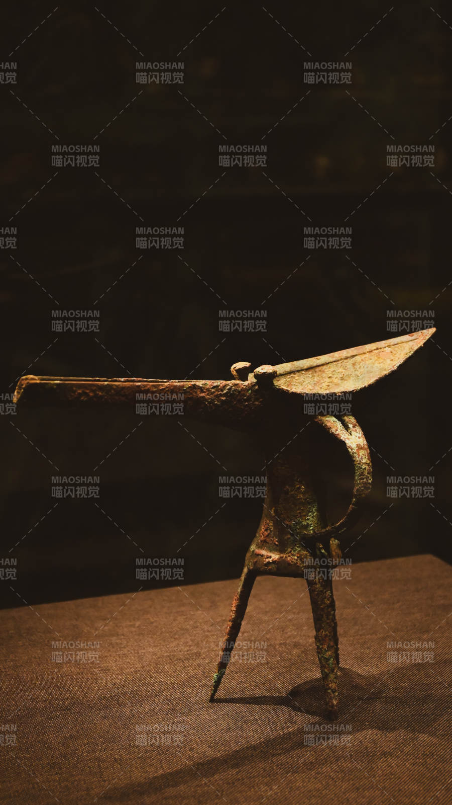 青铜爵 古韵悠长的酒器图片