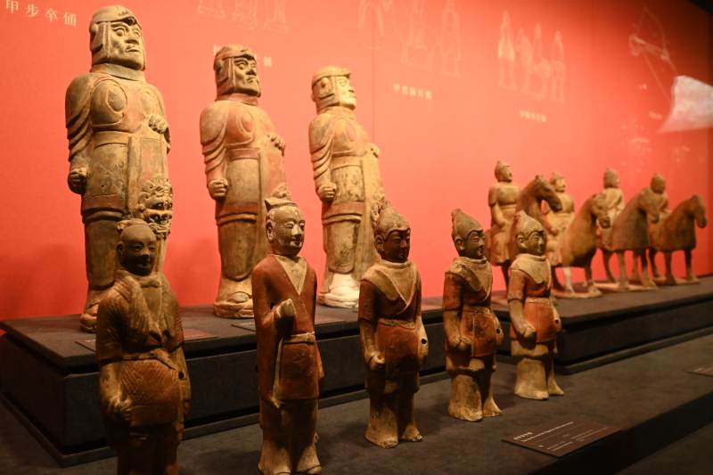 兵马俑展览馆内的雕塑群图片