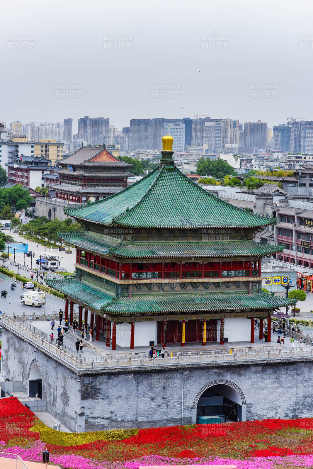 西安钟楼花海映衬古韵图片