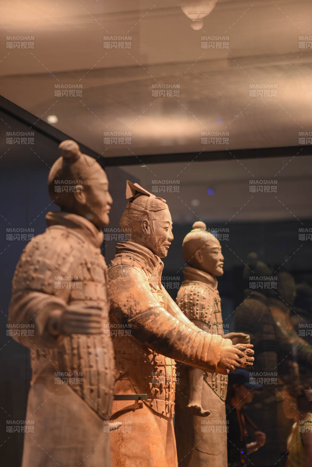 兵马俑展览馆内的雕像图片