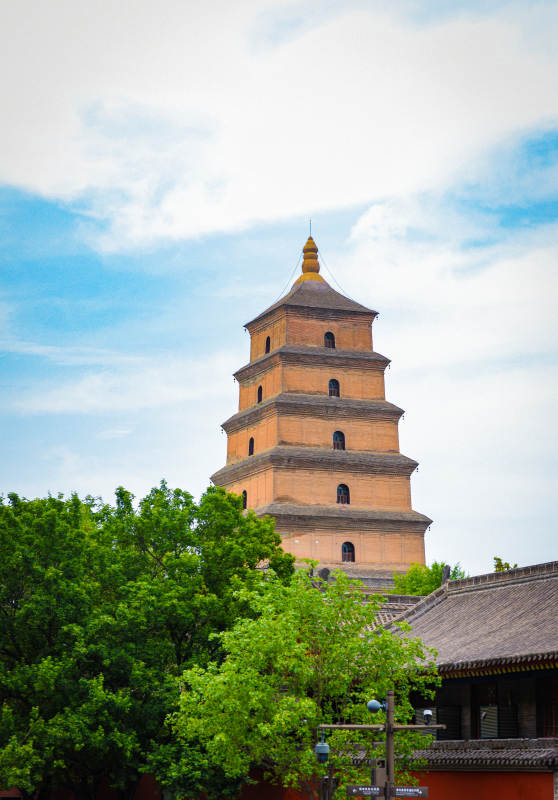 西安大雁塔晴空映衬图片