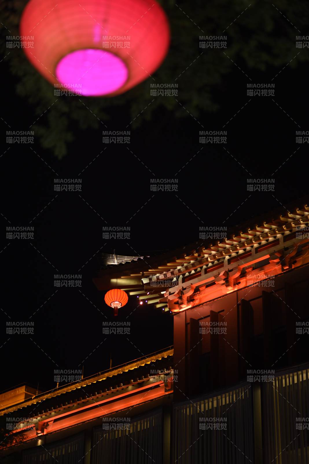 夜色中的红灯笼与古建筑图片