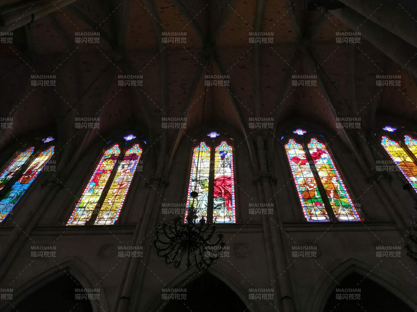 广州圣心大教堂彩窗与拱顶之美图片