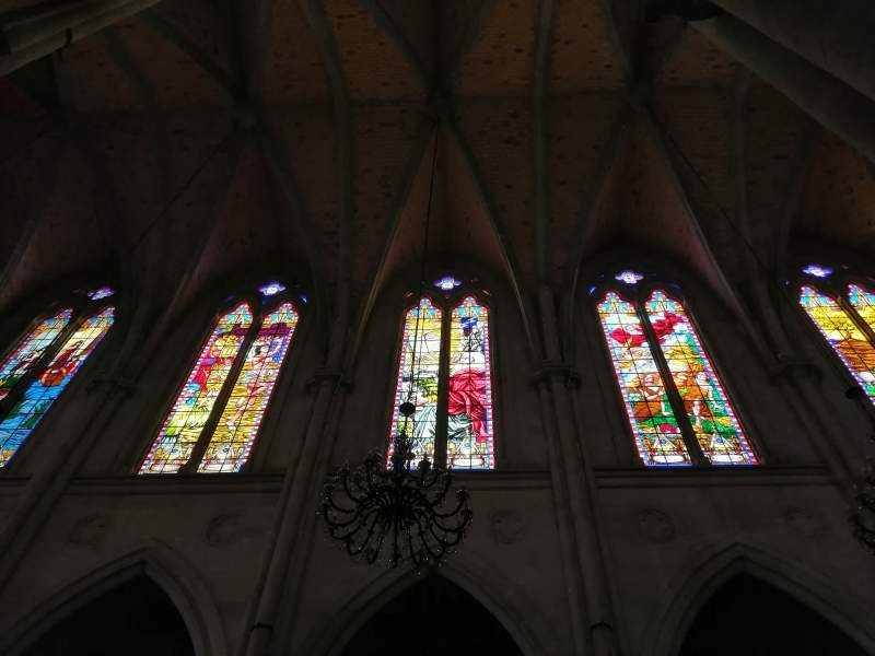 广州圣心大教堂彩窗与拱顶之美图片