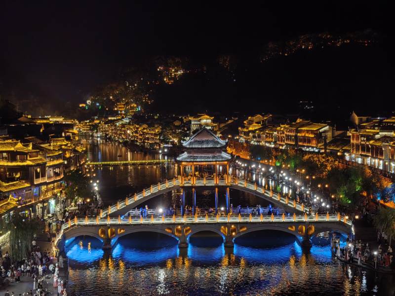 夜色下的古镇桥梁风光图片