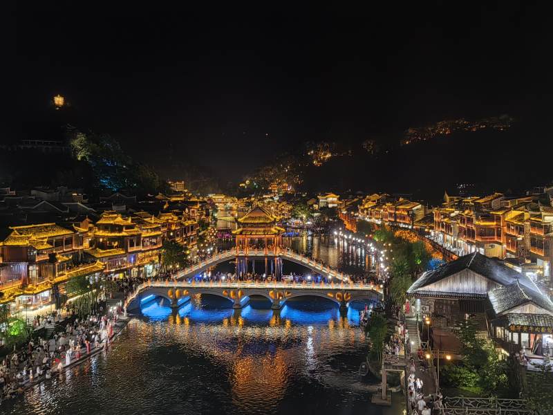 夜色下的古镇灯火辉煌图片