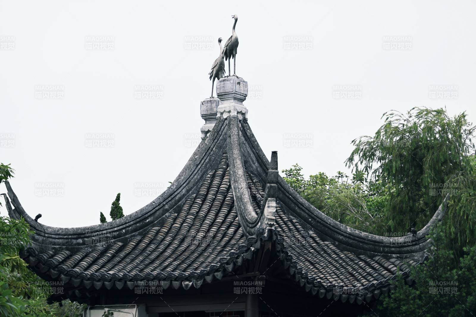 古建筑屋顶上的鹤雕塑图片