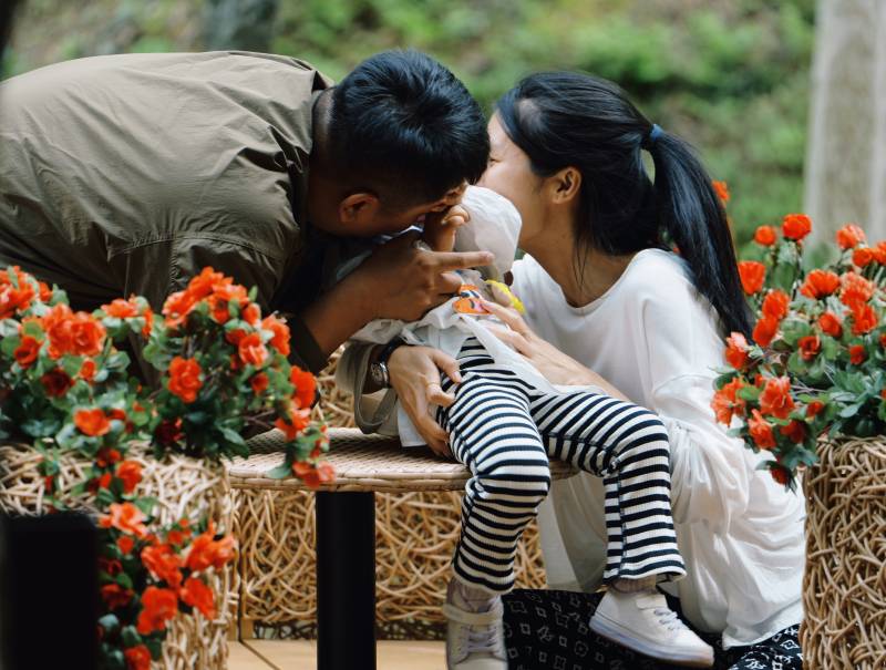 幸福一家三口温馨时刻图片