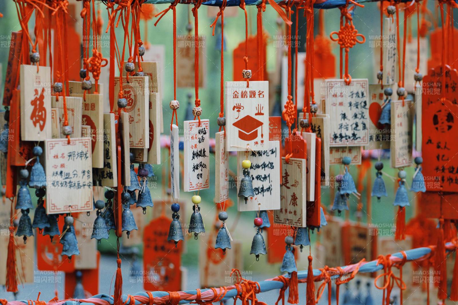 祈福牌挂满心愿与祝福图片