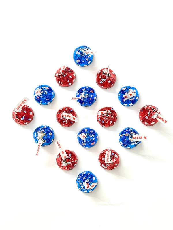 彩色糖果散落图图片