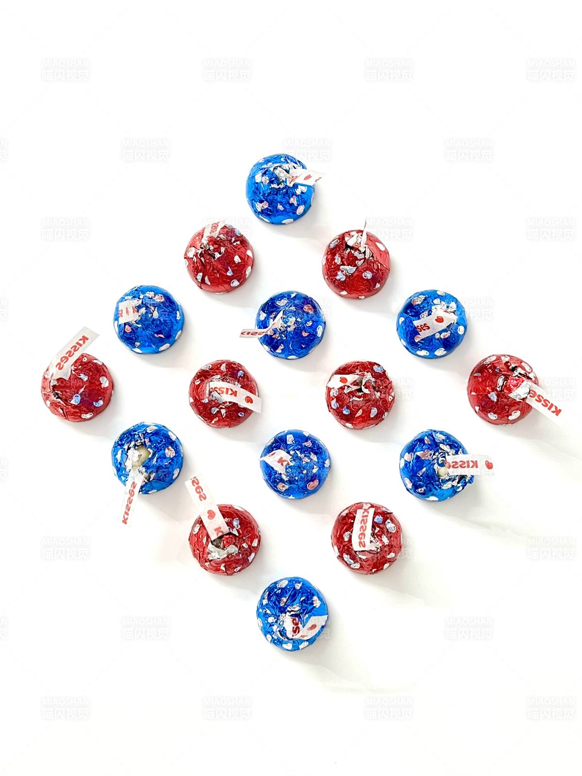 彩色糖果散落图图片